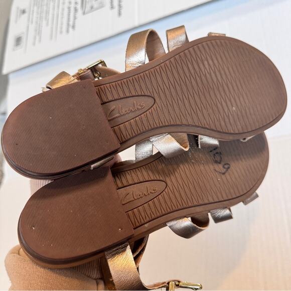 Clarks Gold Leather Strappy Gladiator Sandals Women’s 9 Beachy Comfort Flats - Picture 4 of 8